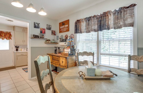 Guthrie Cottage | Legacy Run: Guthries Historic Haven Near Shops