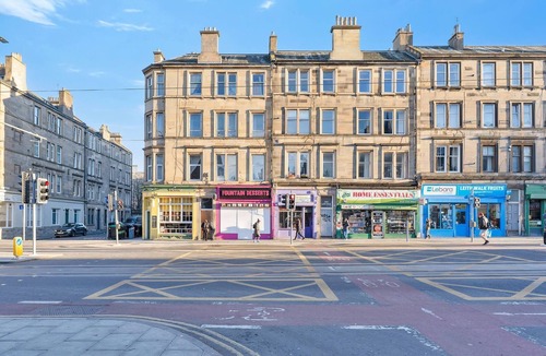 Leith Apartment | Leith Walk 2BR | Pool Table & Bath Tub | Tram Stop