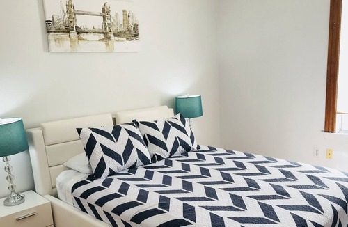 Dorchester Apartment | Lg Suite for up to 6 ppl/3 floor