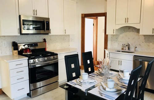 Dorchester Condo | Lg suite for up to 8 ppl/2 floor