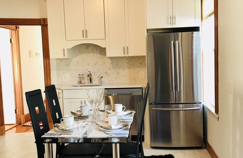 Dorchester Condo | Lg suite for up to 8 ppl/2 floor