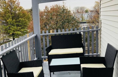 Dorchester Condo | Lg suite for up to 8 ppl/2 floor