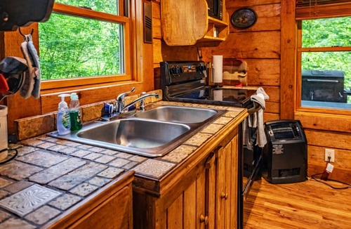 Logan Cabin | Liberty Belle: Dog + Budget-friendly cabin w/Hot Tub + Wifi near Hocking River