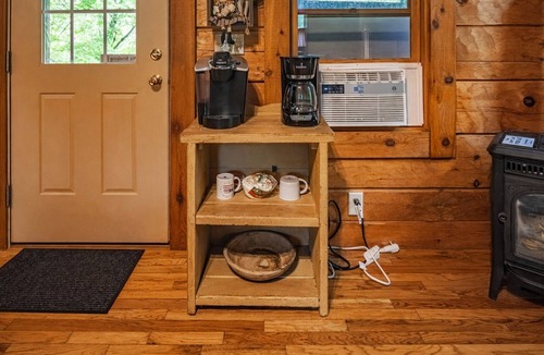 Logan Cabin | Liberty Belle: Dog + Budget-friendly cabin w/Hot Tub + Wifi near Hocking River