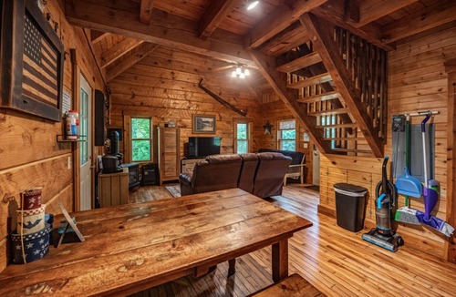 Logan Cabin | Liberty Belle: Dog + Budget-friendly cabin w/Hot Tub + Wifi near Hocking River