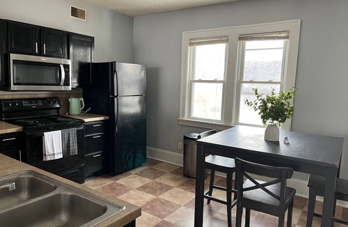 Summit - University Apartment | Light filled 2-bedroom apartment near Saint Paul Downtown