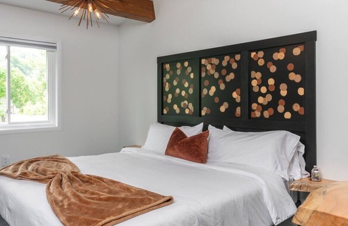 Ellicottville Cabin | Lincoln Boutique Motel- Upper Deluxe King #11