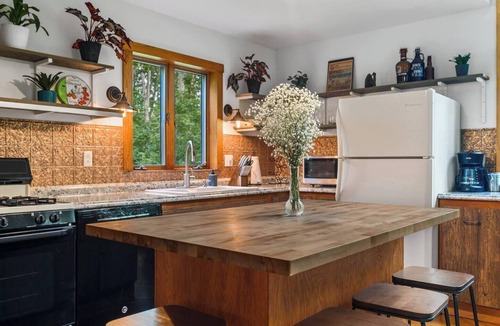 Cedar House | Lincoln Lodge: Secluded~Wineries~Dog Friendly