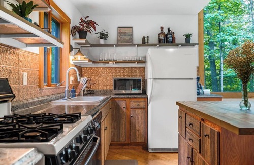Cedar House | Lincoln Lodge: Secluded~Wineries~Dog Friendly