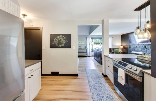 Zenda House | Linn Lodge | Fire Pit, 5+ Night Stays Include Golf Cart | Sleeps 10
