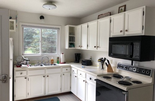 Empire House | little Glen lake Sleeps 7. Tennis court, lake frontage Near Sleeping Bear Dunes
