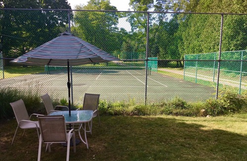 Empire House | little Glen lake Sleeps 7. Tennis court, lake frontage Near Sleeping Bear Dunes
