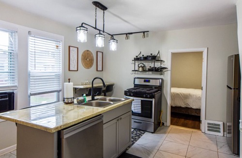 Little Italy Apartment | Little Italy Apt. Case Western & Cleveland Clinic