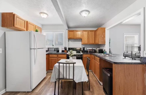 Cleveland Apartment | Little Italy · Family Suite · 4 TVs · Bunk Beds