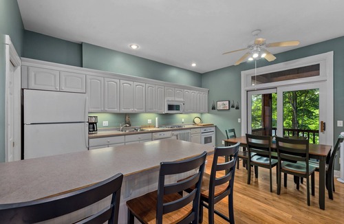 Mercer House | Little Martha Lakefront, Private Fenced Yard, Pool Table, AC