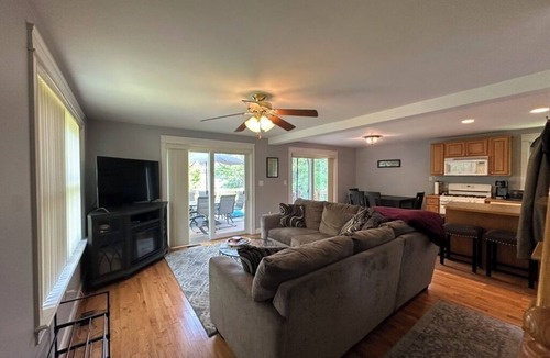North Windham House | Little Sebago Lake Cottage, WiFi, AC, Dock, 5 min to Windham, 25 min to Portland