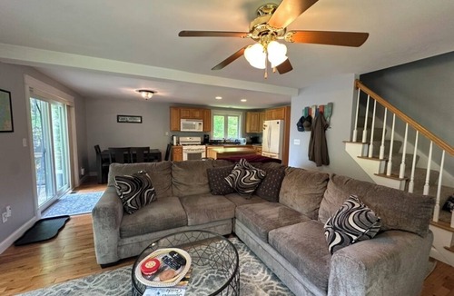 North Windham House | Little Sebago Lake Cottage, WiFi, AC, Dock, 5 min to Windham, 25 min to Portland
