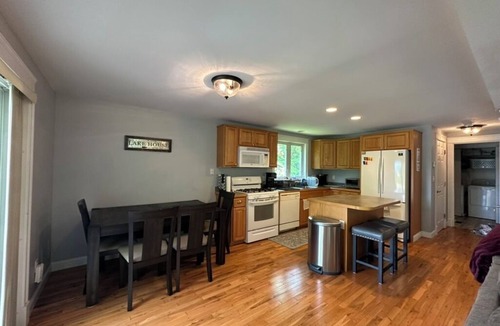 North Windham House | Little Sebago Lake Cottage, WiFi, AC, Dock, 5 min to Windham, 25 min to Portland