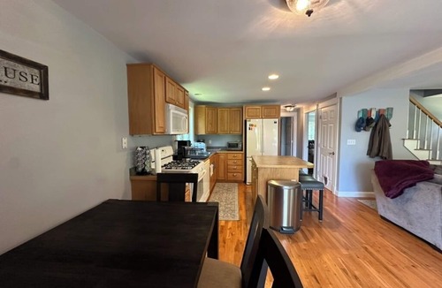 North Windham House | Little Sebago Lake Cottage, WiFi, AC, Dock, 5 min to Windham, 25 min to Portland