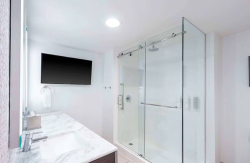 Freeport Hotel | LL Bean 2 Queen Room with Pool & Gym