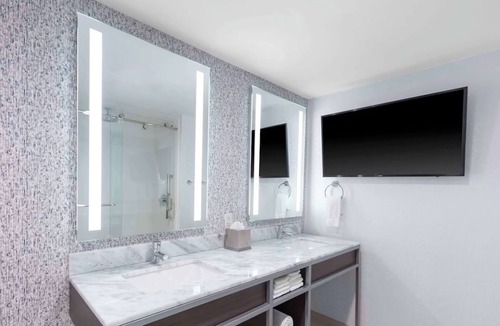 Freeport Hotel | LL Bean 2 Queen Room with Pool & Gym