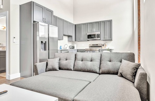 Cleveland Apartment | Loft+2Bd+65"TV+8 Min from DT CLE