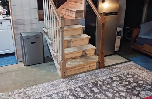 Loretto Apartment | Loft suite with cozy Queen minutes from Makers Mark , Log Still , Gethsamane