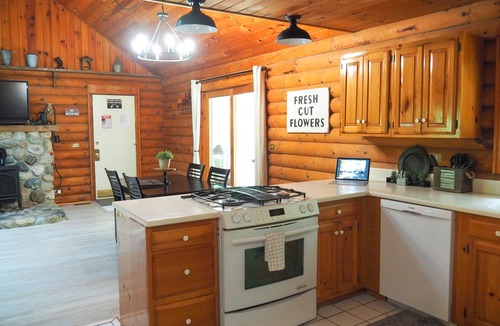 Mayfield House | Log Cabin Oasis 10 Acres+Lake Access. Pet Friendly!
