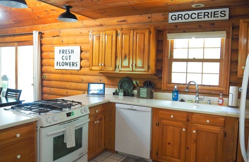 Mayfield House | Log Cabin Oasis 10 Acres+Lake Access. Pet Friendly!