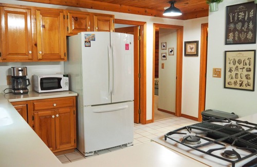 Mayfield House | Log Cabin Oasis 10 Acres+Lake Access. Pet Friendly!