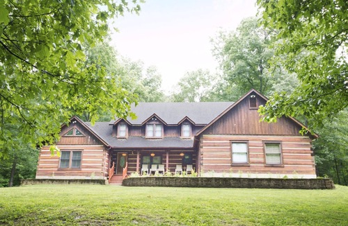 Nashville Cabin | Log cabin with hot tub, 1.5 miles from Nashville!