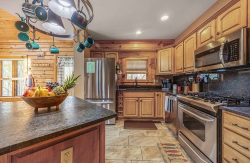 Thayerville Ski Chalet | Log chalet w/hot tub & BBQ grill