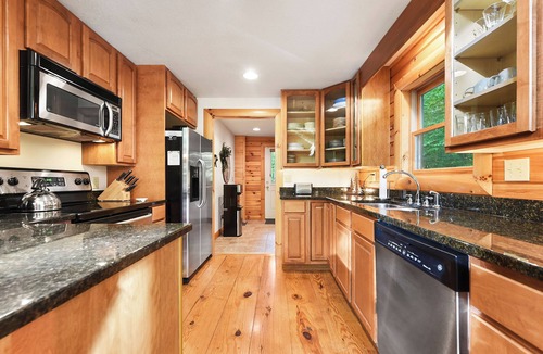 Thayerville Cabin | Logged & Loaded Cabin! 9Min to WISP! Hot tub, fire pit! Pets! EV charger!