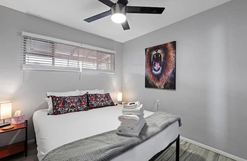 Camelback East House | Loma Linda Courtyard Suites