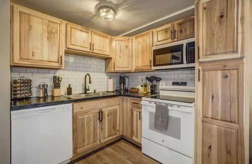 Cimarron Hills Apartment | Lone Star Lookout - Cozy 2-BR w/Mountain Views, King Bed & Pet-Friendly Yard