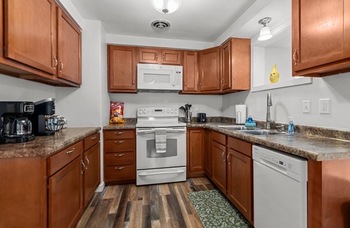 Green Bay House | Longsnap Langlade- King & Roomy! 12 Min. walk to Titletown District