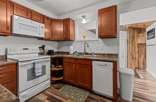 Green Bay House | Longsnap Langlade- King & Roomy! 12 Min. walk to Titletown District