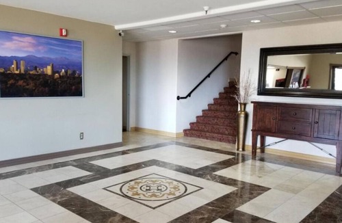 Castle Rock House | Look No More! Free Breakfast, Pet-Friendly, Shop at Castle Rock Outlet Mall