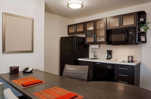 Southfield Hotel | Looking for Quick Escape? 4 Convenient Rooms w/Spacious Living Room! Parking