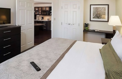 Southfield Hotel | Looking for Quick Escape? 4 Convenient Rooms w/Spacious Living Room! Parking