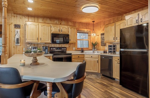 Longville Cabin | Loon Island Lodge-4 Bed/3 Bath Private Cabin Retreat