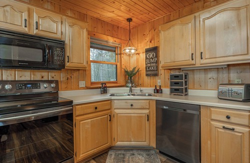 Longville Cabin | Loon Island Lodge-4 Bed/3 Bath Private Cabin Retreat