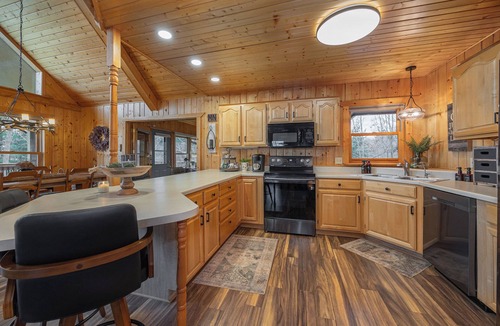 Longville Cabin | Loon Island Lodge-4 Bed/3 Bath Private Cabin Retreat