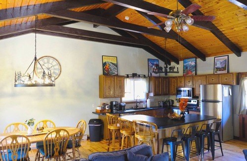 Jackson Ski Chalet | Loose Moose Lodge – Family chalet, fireplace, ski!