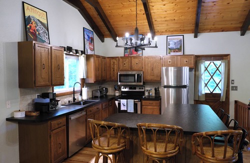 Jackson Ski Chalet | Loose Moose Lodge – Family chalet, fireplace, ski!