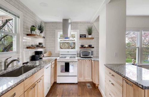 Poplar Level House | Louisville Charm | Ideal Location | Walkable | 3BR