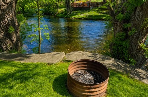 Grayling Cabin | Lovells Riverside Cabin #4 has been a longtime favorite for good reason—peaceful surroundings, gorgeous forest views, and scenic river views. Plus, you’re only moments from local essentials.
