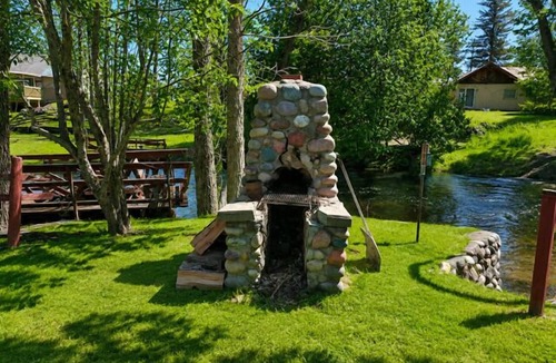 Grayling Cabin | Lovells Riverside Cabin #4 has been a longtime favorite for good reason—peaceful surroundings, gorgeous forest views, and scenic river views. Plus, you’re only moments from local essentials.