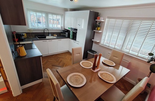 Clydebank Apartment | Lovely 2 Bedroom Modern Ground Floor flat