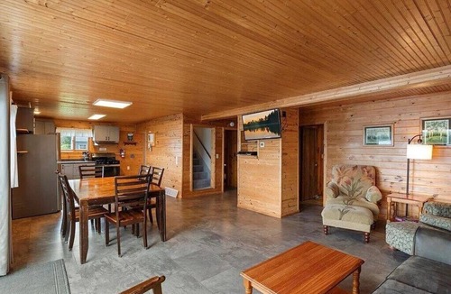 Longville Cabin | Lovely 3-bedroom cabin with AC in cool Longville